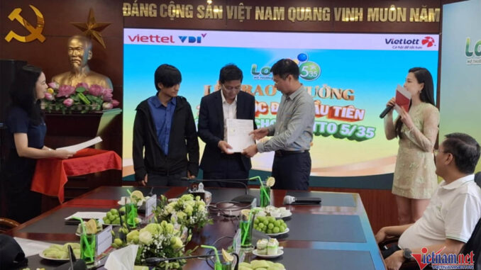 Chân dung người đàn ông may mắn nhất Việt Nam hôm nay: Không cần đeo mặt nạ, lúc nhận kết quả không tin Chân dung người đàn ông may mắn nhất Việt Nam hôm nay: Không cần đeo mặt nạ, lúc nhận kết quả không tin