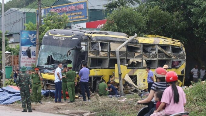 Vụ lật xe khách ở Hà Tĩnh, 10 người t:ử v:ong: Khởi tố vụ án, tạm gi:ữ tài xế Vụ lật xe khách ở Hà Tĩnh, 10 người t:ử v:ong: Khởi tố vụ án, tạm gi:ữ tài xế