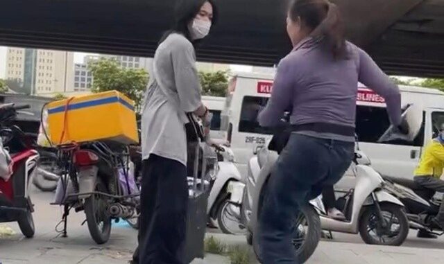 Xử phạt người phụ nữ bán nước xua đuổi cô gái trẻ ở khu vực Bến xe Mỹ Đình