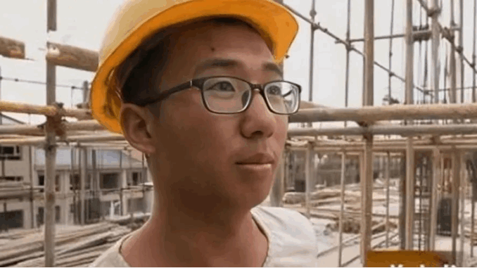 Nam sinh vừa ôn tập vừa làm công nhân nhận xét “Đề quá dễ”, khi biết điểm thì cả nước ngã ngửa