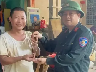 Công an tìm thấy tiền và vàng sau lũ, kịp thời trả lại cho người dân ở Nghệ An