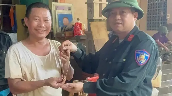 Công an tìm thấy tiền và vàng sau lũ, kịp thời trả lại cho người dân ở Nghệ An Công an tìm thấy tiền và vàng sau lũ, kịp thời trả lại cho người dân ở Nghệ An