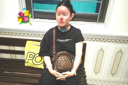 Cô gái trẻ đập phá cây ATM, ôtô và bàn ghế trên phố khiến dân địa phương bàng hoàng Cô gái trẻ đập phá cây ATM, ôtô và bàn ghế trên phố khiến dân địa phương bàng hoàng