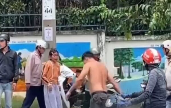 Con gái gào khóc tại hiện trường tai nạn khiến ba, mẹ tử vong ở TPHCM