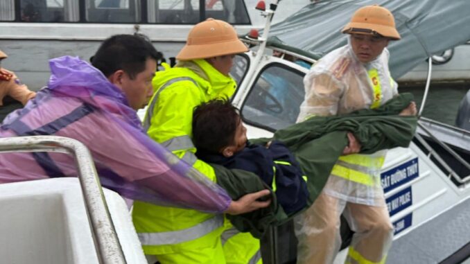 Lật tàu du lịch trên vịnh Hạ Long: cứu được 10 người, đã vớt 29 thi thể Lật tàu du lịch trên vịnh Hạ Long: cứu được 10 người, đã vớt 29 thi thể