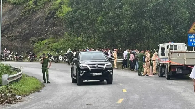 Ngã xe rơi xuống cống, nam thanh niên hoảng loạn phát hiện thi thể ngay bên cạnh