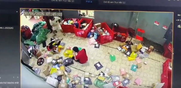 Clip dài hơn 1 phút gây phẫn nộ: Nam thanh niên xông vào kho, đạp đầu shipper, đấm đá dã man