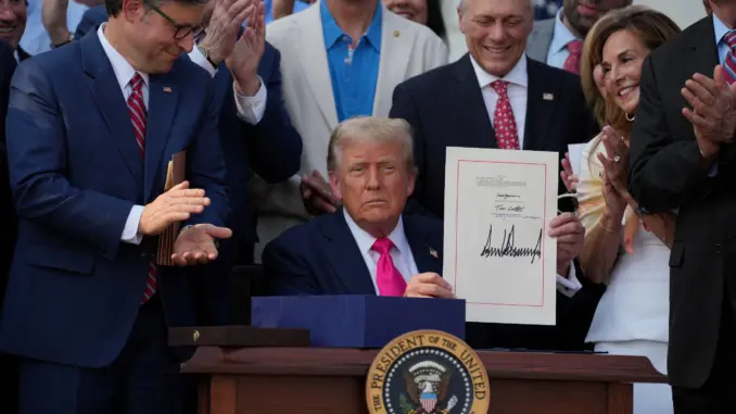 Có gì trong đạo luật ‘to đẹp’ vừa được ông Trump ký?