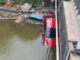 Ô tô con chở 4 người lao xuống sông, hiện trường ám ảnh khi chiếc xe nằm gọn dưới gầm cầu
