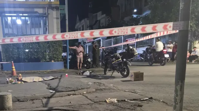 Người thân ôm bé gái khóc ngất vì bị taxi tông tử vong trong khu dân cư Người thân ôm bé gái khóc ngất vì bị taxi tông tử vong trong khu dân cư