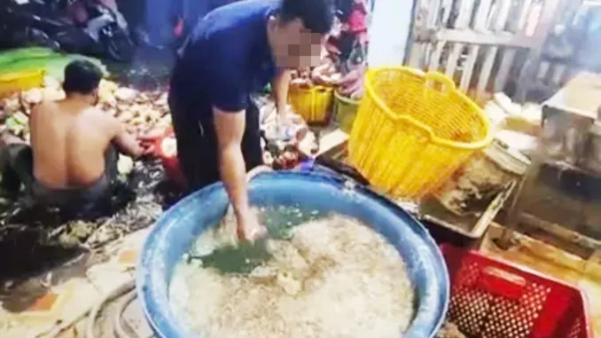 Ba cơ sở bị phát hiện ngâm rau chuối vào chất tẩy trắng, hàn the Ba cơ sở bị phát hiện ngâm rau chuối vào chất tẩy trắng, hàn the