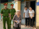 Mẹ già bán hết đất hương hỏa để trả nợ cho con trai, đúng 3 tháng sau vợ chồng già bị con trai và con dâu đuổi thẳng ra đường