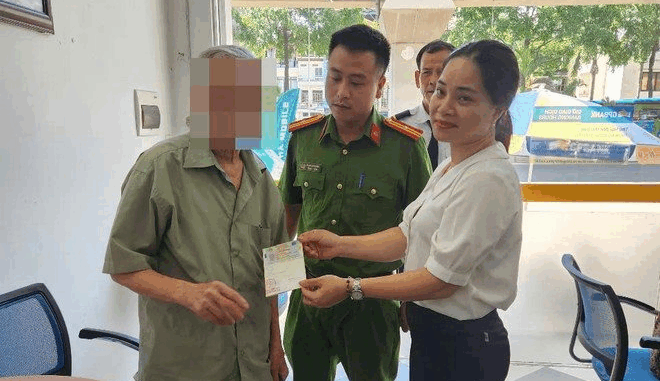 Cụ ông 79t ở Hà Nội đến ngân hàng rút 250 triệu tiền tiết kiệm nhưng nhận lại 0 đồng Cụ ông 79t ở Hà Nội đến ngân hàng rút 250 triệu tiền tiết kiệm nhưng nhận lại 0 đồng