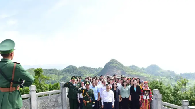 Đoàn lãnh đạo tỉnh Tuyên Quang dự lễ thượng cờ tại Cột cờ quốc gia Lũng Cú