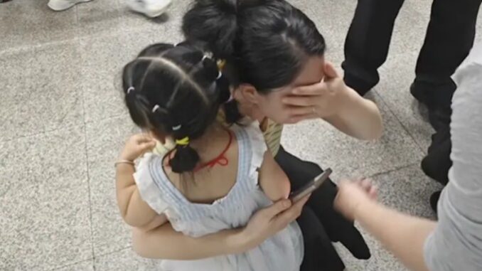 Thấy bé gái trên mạng giống hệt con mình, người mẹ đòi xét nghiệm ADN và cái kết đau lòng