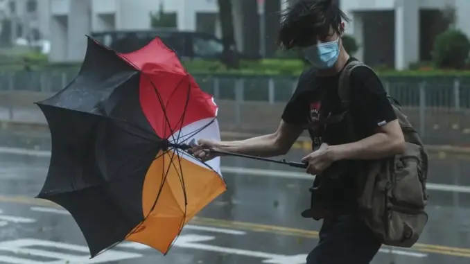 Bão Wipha tấn công Hong Kong: Gió giật trên 167 km/h, mưa lớn gây ngập diện rộng Bão Wipha tấn công Hong Kong: Gió giật trên 167 km/h, mưa lớn gây ngập diện rộng