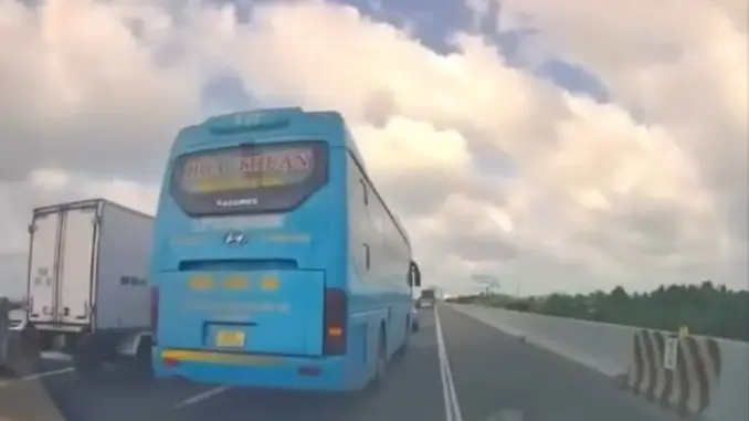 Tài xế xe giường nằm bị phạt vì không giữ khoảng cách trên cao tốc Tài xế xe giường nằm bị phạt vì không giữ khoảng cách trên cao tốc