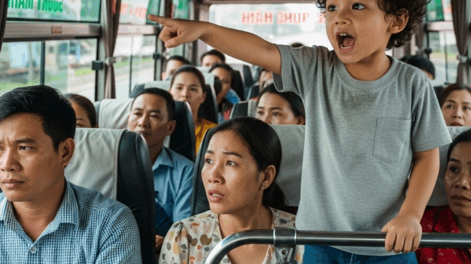 Vừa mới lên xe khách, cậu bé ngồi gần cửa đòi “cho con xuống, có người bảo phải xuống ngay”, tài xế vẫn mặc kệ phóng đi và rồi sau đó…