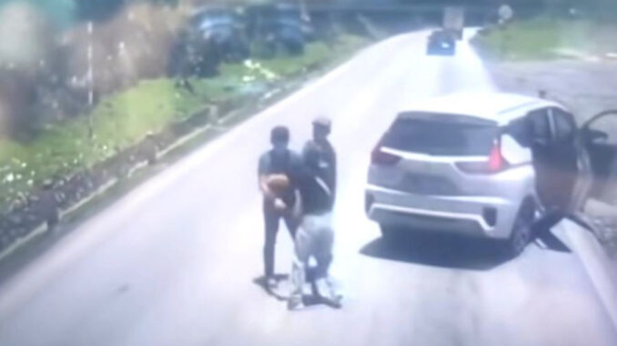 Công an tạm giữ hình sự 2 đối tượng rút súng đe dọa lái xe Công an tạm giữ hình sự 2 đối tượng rút súng đe dọa lái xe