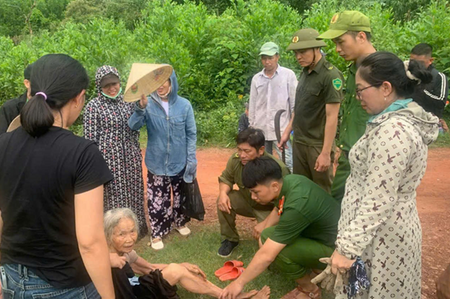 17 giờ xuyên đêm tìm cụ bà 86 tuổi đi lạc trong rừng Thu Bồn 17 giờ xuyên đêm tìm cụ bà 86 tuổi đi lạc trong rừng Thu Bồn