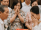 Ông Tâm đứng dậy, bước ra giữa hội trường, tay cầm một chiếc túi vải cũ kỹ, màu sắc đã phai nhạt vì thời gian.