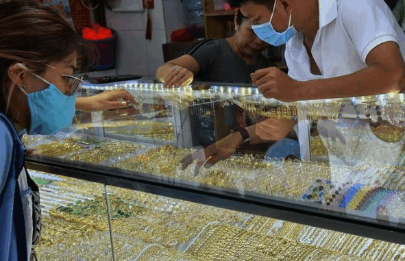 Giá vàng hôm nay, 18-7: Đảo chiều tăng vọt