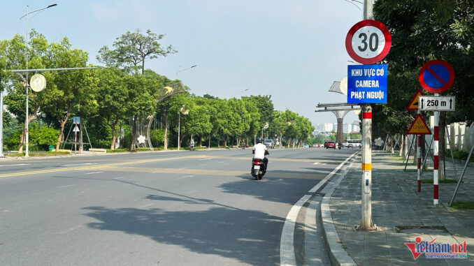 Tài xế ngỡ ngàng khi đường rộng 35m bị giới hạn 30km/h, gắn camera phạt nguội Tài xế ngỡ ngàng khi đường rộng 35m bị giới hạn 30km/h, gắn camera phạt nguội