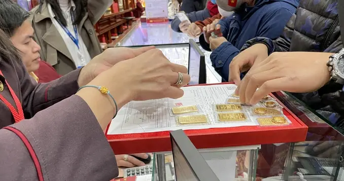 Mua, bán vàng 20 triệu/ngày phải thanh toán không tiền mặt