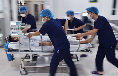 Người đàn ông phải vào viện cấp cứu khi đang uống cà phê Người đàn ông phải vào viện cấp cứu khi đang uống cà phê