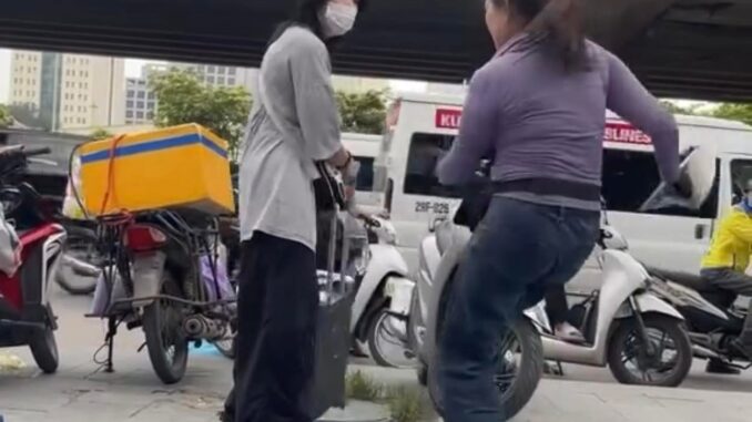 Công an xác định người phụ nữ cấm cô gái đứng trên vỉa hè trước bến xe Mỹ Đình Công an xác định người phụ nữ cấm cô gái đứng trên vỉa hè trước bến xe Mỹ Đình