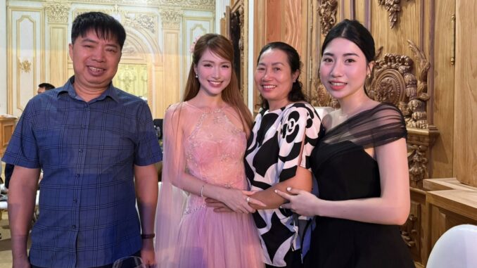 Hoà Minzy ôm thân thiết mẹ Văn Toàn, có chuyện vui gì đây? Hoà Minzy ôm thân thiết mẹ Văn Toàn, có chuyện vui gì đây?