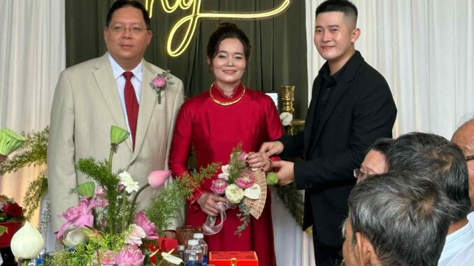 Bố m;ấ;t sớm, con trai gả mẹ 53t đi lấy chồng mới và câu chuyện khiến nhiều người phải khóc Bố m;ấ;t sớm, con trai gả mẹ 53t đi lấy chồng mới và câu chuyện khiến nhiều người phải khóc