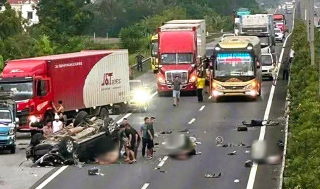 Ô tô 7 chỗ nổ lốp trên cao tốc, 5 người thương vong Ô tô 7 chỗ nổ lốp trên cao tốc, 5 người thương vong