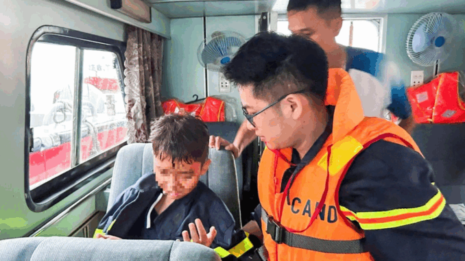 Vụ lật tàu Quảng Ninh: Phút cuối, bố gắng mặc áo phao tìm sự sống cho con Vụ lật tàu Quảng Ninh: Phút cuối, bố gắng mặc áo phao tìm sự sống cho con