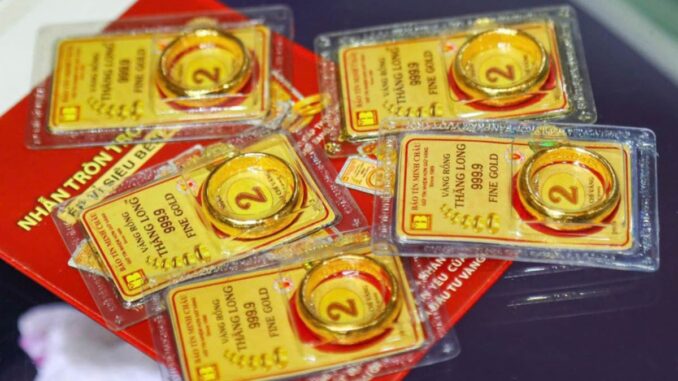 Giữa thời điểm giá vàng tăng vọt, chiều nay, một doanh nghiệp lớn thông báo: Mỗi khách được mua 20 chỉ vàng nhẫn, 2 cây vàng miếng