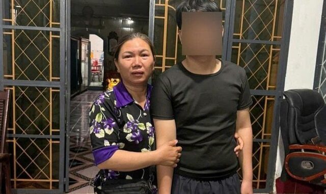 Vụ nam sinh lớp 10 mất tích sau khi lên xe taxi: Đã được chuộc về từ Campuchia, tình trạng hiện bất ổn Vụ nam sinh lớp 10 mất tích sau khi lên xe taxi: Đã được chuộc về từ Campuchia, tình trạng hiện bất ổn