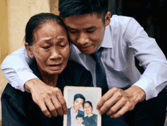 Bà cụ già nhặt ve chai phát hiện trong thùng rác tấm ảnh của mình hồi xưa, càng kinh:hoang hơn phát hiện thêm điều không ngờ về người con trai và vợ 2 của chồng, ai nghe cũng rớt nước mắt…