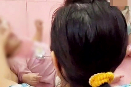 Nữ giáo viên bị tố bạo hành với bé mẫu giáo 4 tuổi tại trường mầm non Nữ giáo viên bị tố bạo hành với bé mẫu giáo 4 tuổi tại trường mầm non
