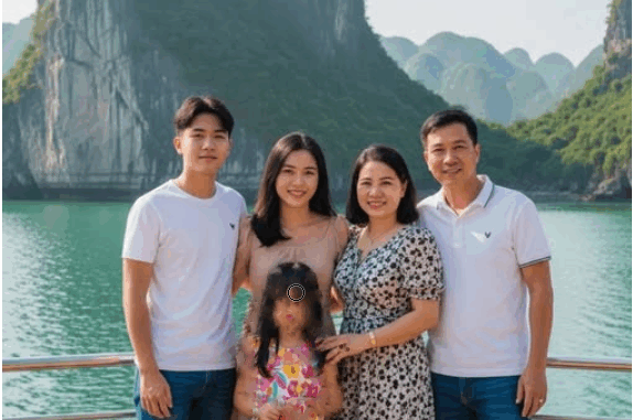 Ba ngày nghỉ, cả nhà mình đi Hạ Long, cho biết Vịnh đẹp thế nào!” – anh Quý cười lớn, đôi mắt lấp lánh niềm vui hiếm hoi –