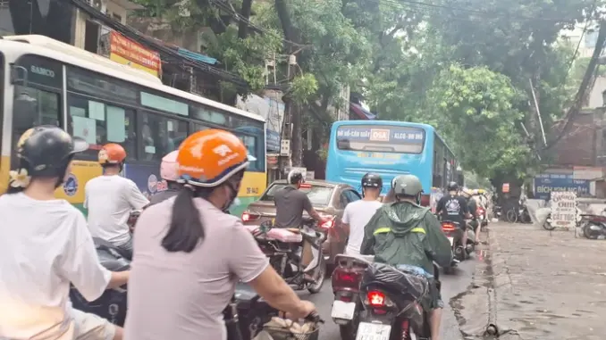 Người dân sống trong Vành đai 1 nói gì về cấm xe máy chạy xăng? Người dân sống trong Vành đai 1 nói gì về cấm xe máy chạy xăng?