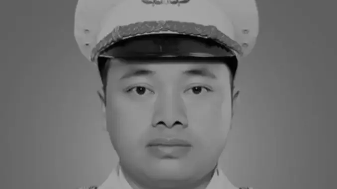 Hai đứa trẻ ngơ ngác bên di ảnh Thiếu tá cảnh sát hy sinh khi làm nhiệm vụ: 'Bố đâu rồi mẹ?' Hai đứa trẻ ngơ ngác bên di ảnh Thiếu tá cảnh sát hy sinh khi làm nhiệm vụ: 'Bố đâu rồi mẹ?'