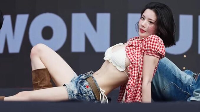 Nữ ca sĩ có loạt video cl!p ‘n:ó:n:g’ nhất m:ạ:n-g xã hội lúc này