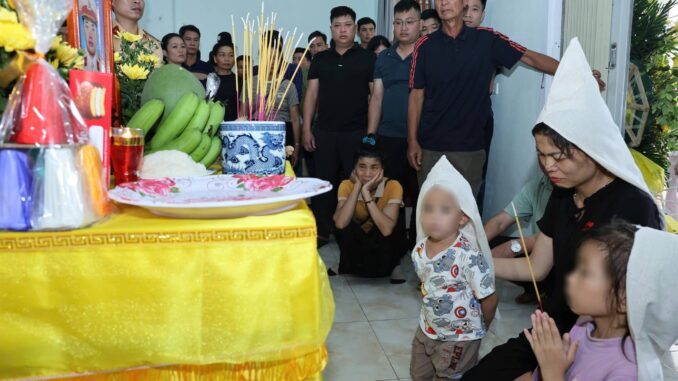 Hai đứa trẻ ngơ ngác bên di ảnh Thiếu tá cảnh sát hy sinh khi làm nhiệm vụ: ‘Bố đâu rồi mẹ?’ Hai đứa trẻ ngơ ngác bên di ảnh Thiếu tá cảnh sát hy sinh khi làm nhiệm vụ: ‘Bố đâu rồi mẹ?’
