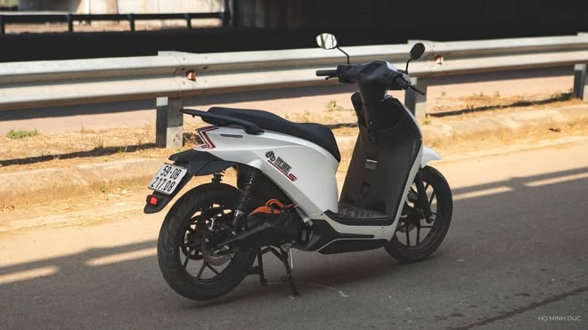 Đây là xe máy điện đi xa nhất Việt Nam: 285km/sạc, dáng đẹp, cốp to hơn Lead, nạp điện 4 tiếng là đầy Đây là xe máy điện đi xa nhất Việt Nam: 285km/sạc, dáng đẹp, cốp to hơn Lead, nạp điện 4 tiếng là đầy