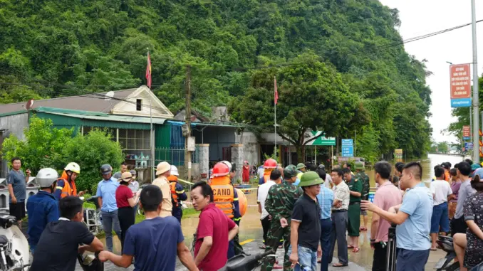 Nghệ An: Nước lũ dâng tận nóc nhà, Quốc lộ 7 chìm sâu hơn 1 mét, nhiều hộ dân trắng tay Nghệ An: Nước lũ dâng tận nóc nhà, Quốc lộ 7 chìm sâu hơn 1 mét, nhiều hộ dân trắng tay