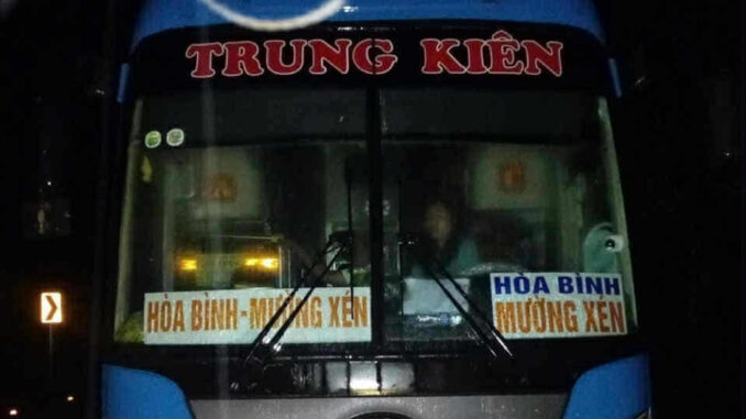 10 giờ mắc kẹt giữa lũ dữ của 25 người trên xe khách ở Nghệ An 10 giờ mắc kẹt giữa lũ dữ của 25 người trên xe khách ở Nghệ An
