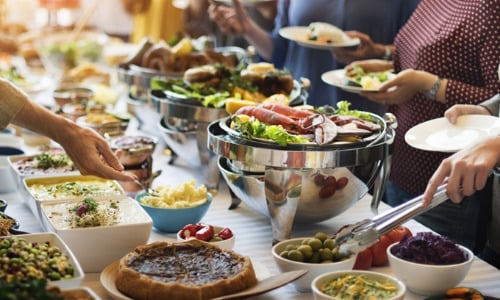 Nhân viên nhà hàng buffet tiết lộ: 3 món bẩn nhất đầu bếp chẳng bao giờ đụng đũa, nhưng cứ để lên là hết