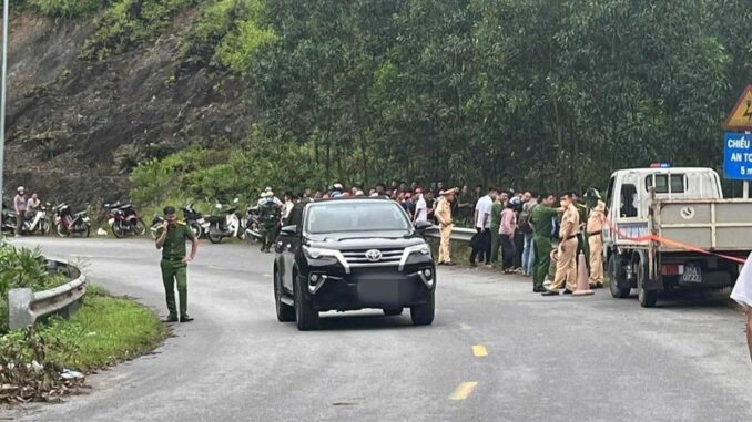 CỰC KỲ HI HỮU – HÀ TĨNH: N:.g:.ã xe máy bên đường, nam thanh niên vô tình n:.ằ:.m ch:.ồ:.ng lên thithe của một người khác TRÙNG NGÀY THÁNG NĂM S:.INH VỚI MÌNH