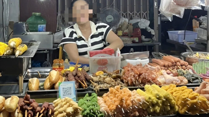 Hàng xiên que vỉa hè ở Đà Nẵng bị tố ‘chặt chém’ khách nước ngoài Hàng xiên que vỉa hè ở Đà Nẵng bị tố ‘chặt chém’ khách nước ngoài