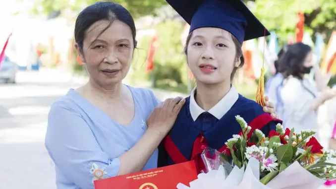 Phụ mẹ nhặt ve chai, nữ sinh 15 tuổi vẫn trở thành thủ khoa Phụ mẹ nhặt ve chai, nữ sinh 15 tuổi vẫn trở thành thủ khoa